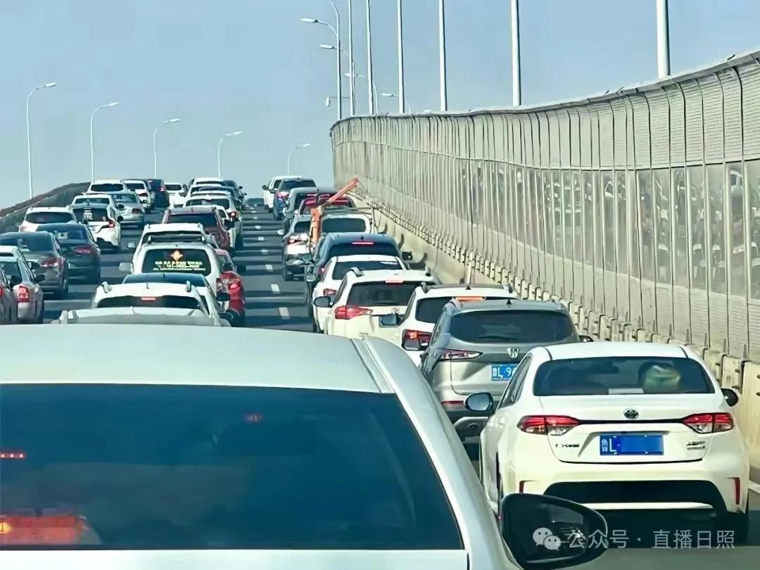 看看这就是我们日照回娘家的大军，车挨着车，都是闺女带着女婿回娘家。大家都知道，我