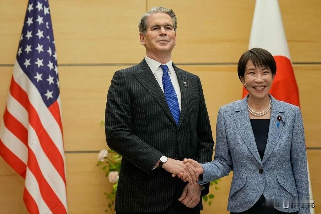 联合早报今天报道：“陪同美国总统特朗普访华前，美国财长贝森特先行访问东京，与日本