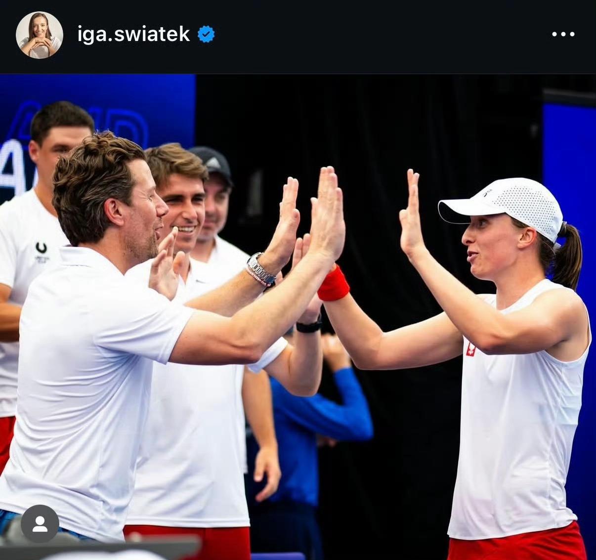 突发！斯瓦泰克与费塞特分手，结束一年半的师徒关系。合作期间费塞特助斯瓦泰克夺得温