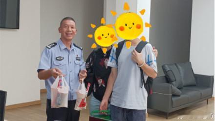 临海民警百日耐心疏导化解五年心结 百日耐心疏导，化解五年心结。临海民警如同“心灵