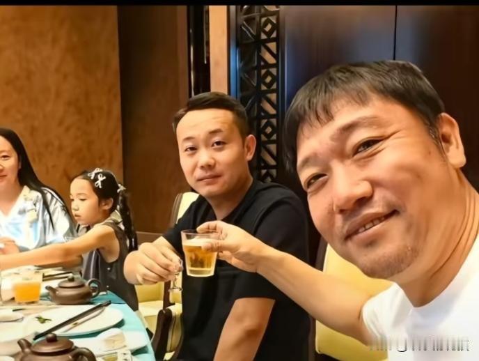 贾冰吃饭时拍的视频引起了一些人的质疑，那么为什么会有观众反过来指责拍摄者呢
贾冰