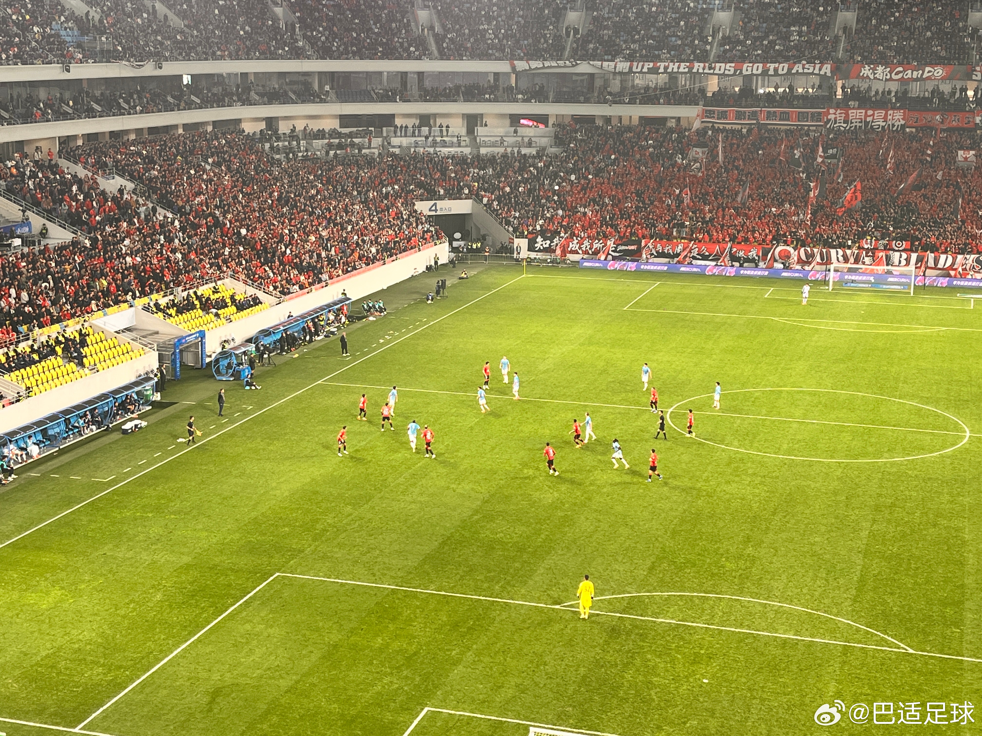 成都蓉城的进攻与以前相比，更加令人眼花缭乱了，左中右换着套路来，看起来办法更多了