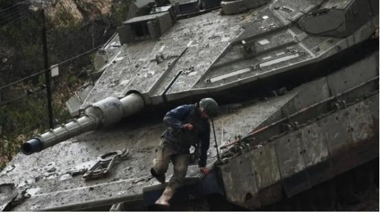 以色列引以为傲的梅卡瓦主战坦克，近期在黎巴嫩南部边境遭遇“滑铁卢”，一天之内21