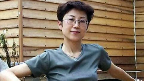 她持美国绿卡带着丈夫和5岁儿子回国探亲，返程在北京首都机场准备离境时，被国家安全