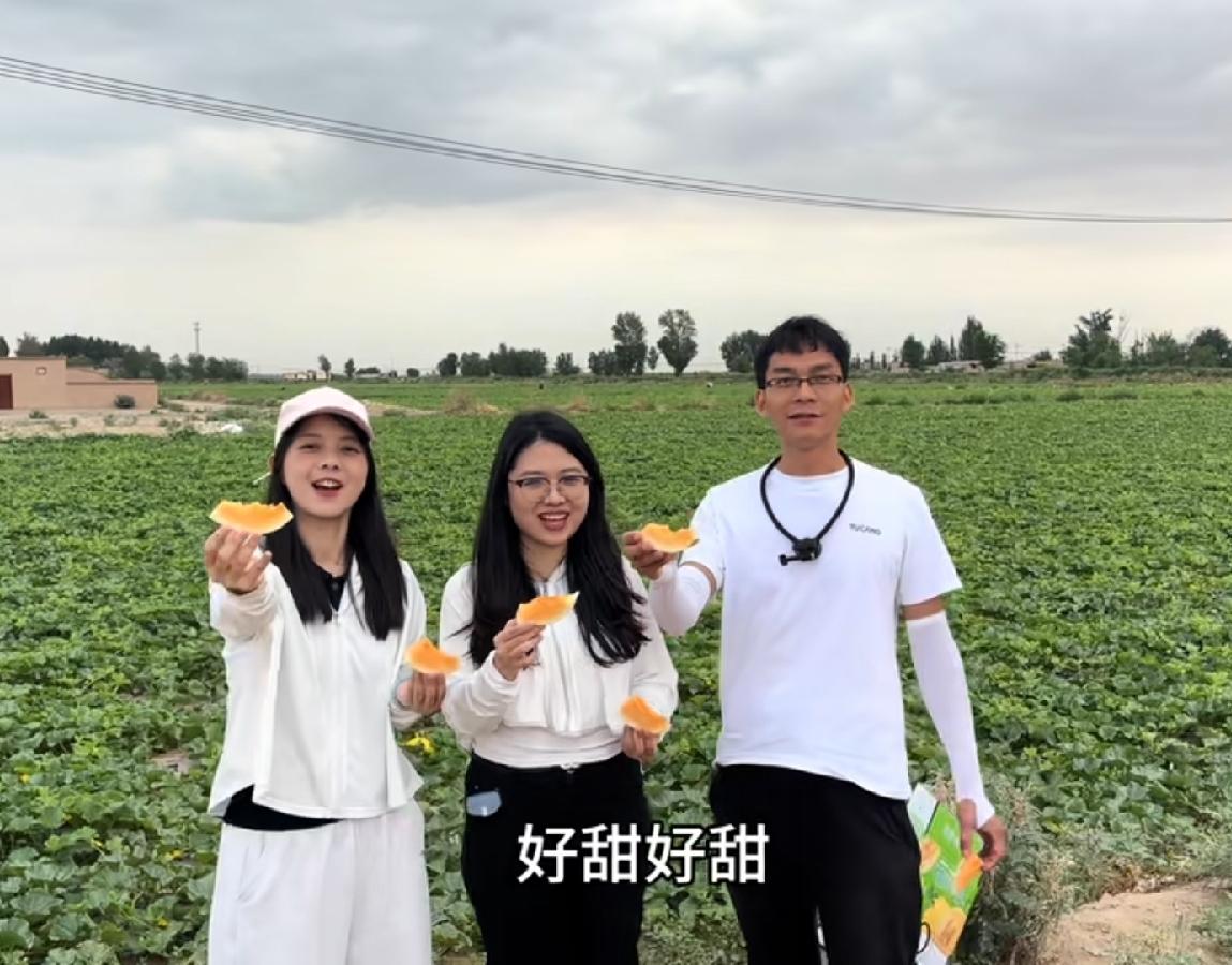 唐尚珺带着两个美女小伙伴，小周、小凌去甘肃了，不是旅游，应该直播带货，到了农村一