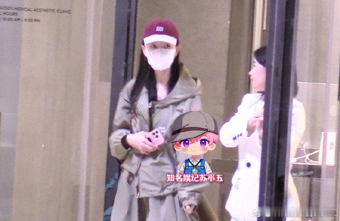 曝毛晓彤凌晨从医美诊所离开 有媒体拍到毛晓彤凌晨1点素颜戴口罩从医美诊所离开，随