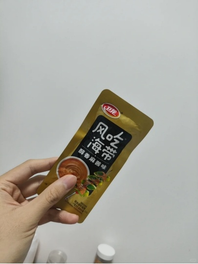 本麻酱控原地升天！卫龙新出了麻酱口味的风吃海带，谁懂啊！海带厚实肥美，咬一口脆嫩