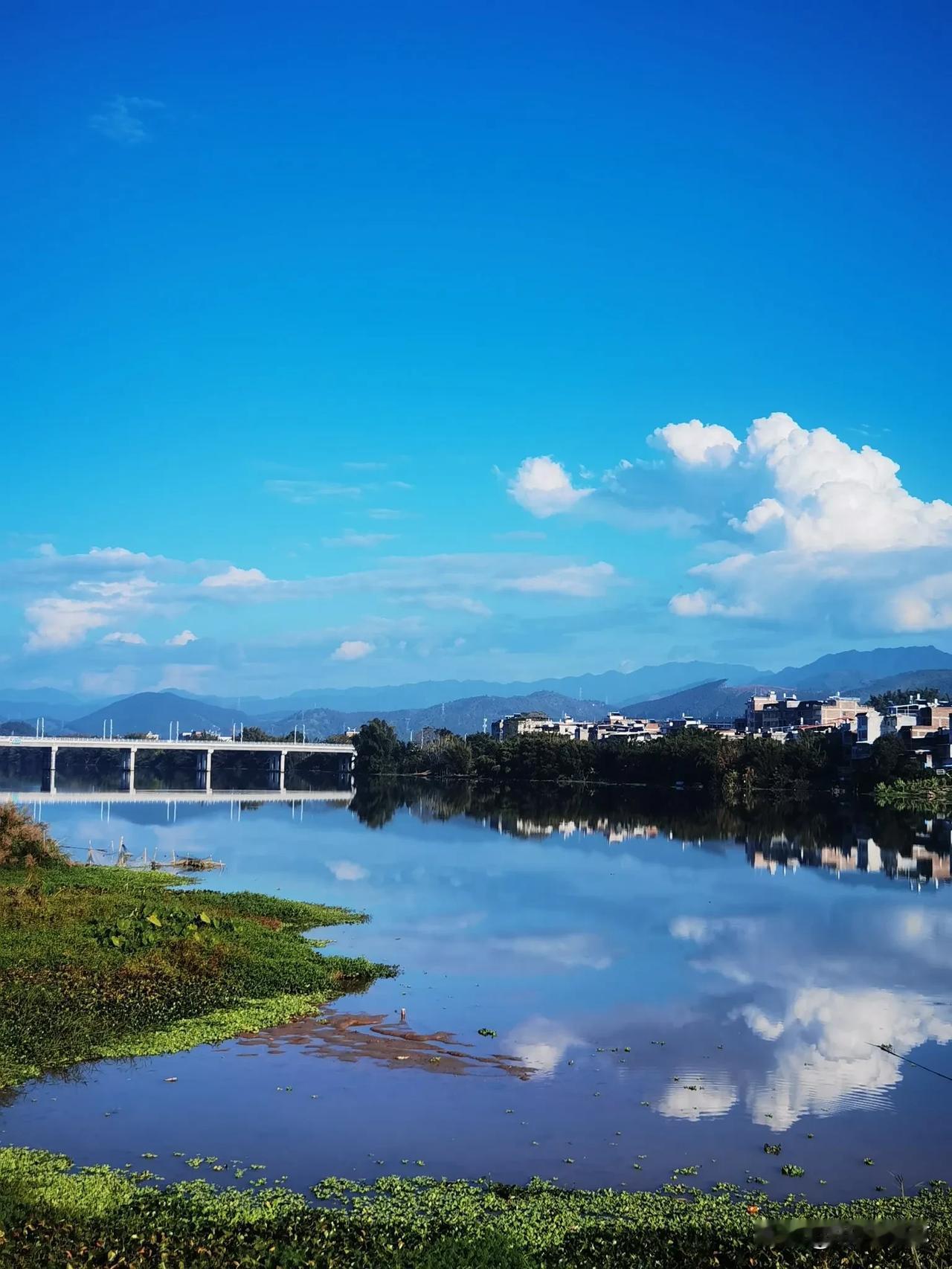 今天的天气特别好，蓝蓝的天上白云飘，水天一色甚美[比心]