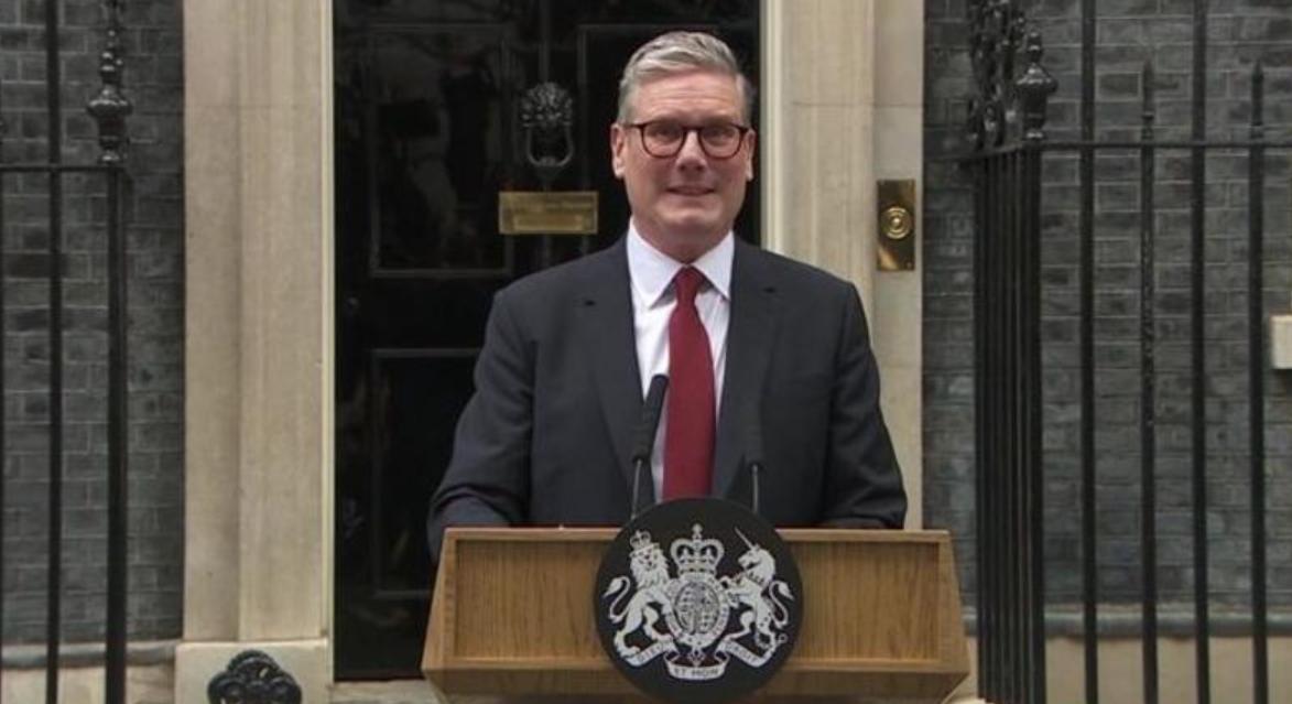 含泪辞职！英首相斯塔默倒下后 特朗普第一时间发声：他彻底失败了。英国首相斯塔默含