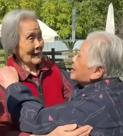 94 岁与 97 岁老人小区偶遇，聊起往事竟抱头痛哭：找了你 74 年，我的好班