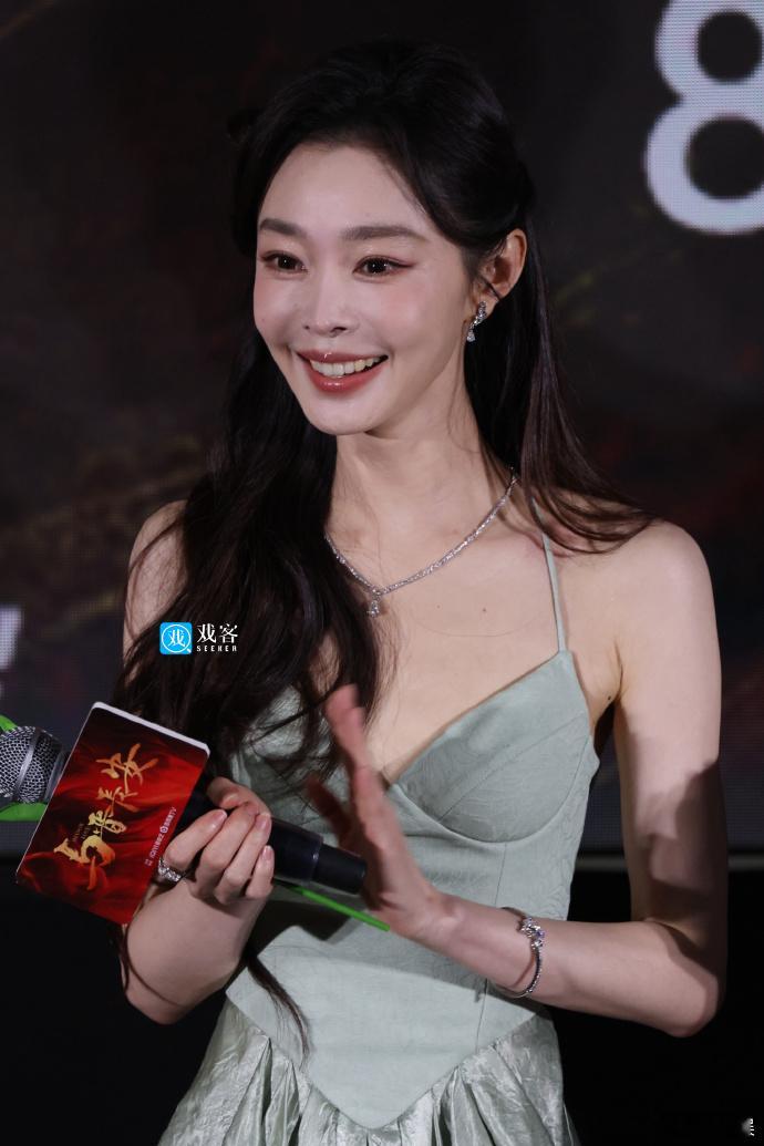 宋轶以绿色吊带裙亮相与晋长安看片会，裙装的色调与她的气质相得益彰。看片会上她认真
