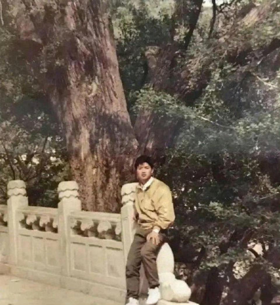 17岁的刘强东 vs 17岁的章泽天一个穷养；一个富养。[鲜花][赞] 