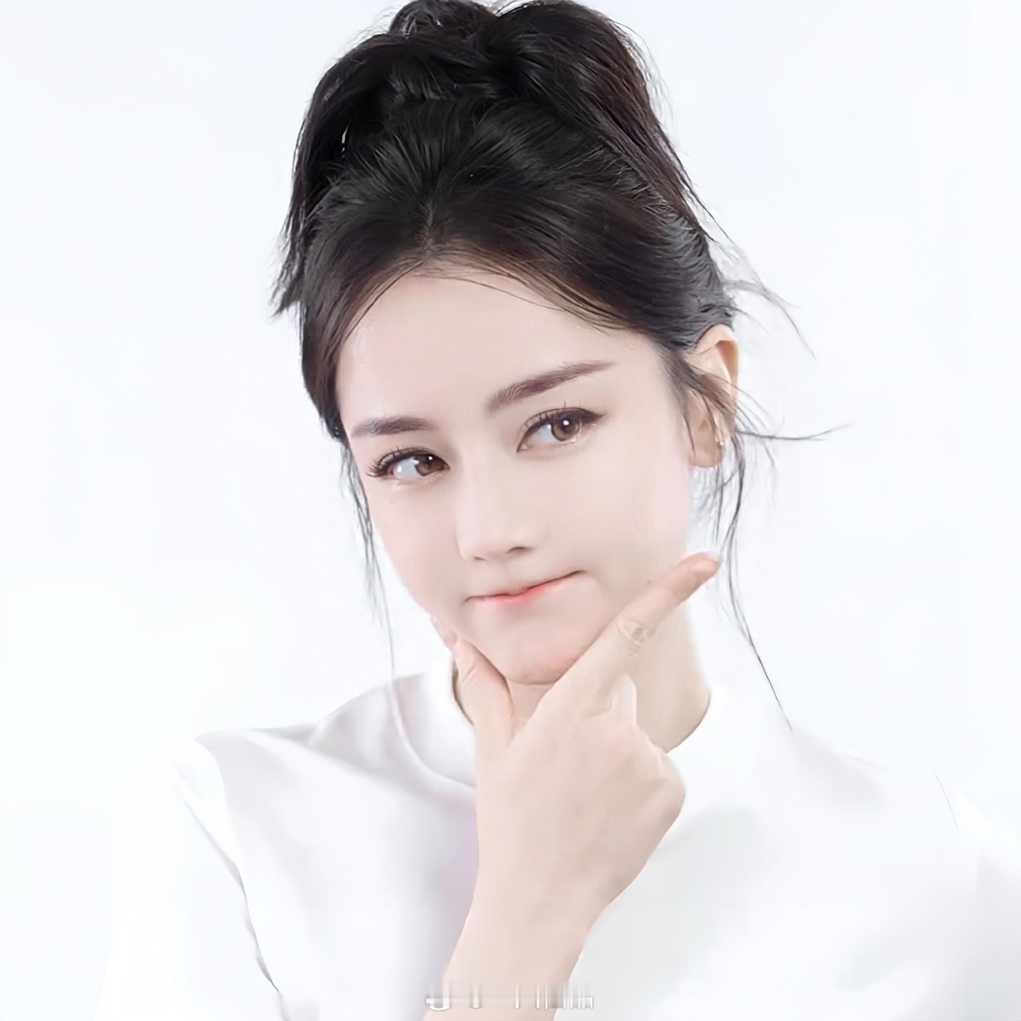 迪丽热巴娇韵诗全球护肤代言人这是目前内娱我觉得最火最美最时尚的女明星热巴推荐的我