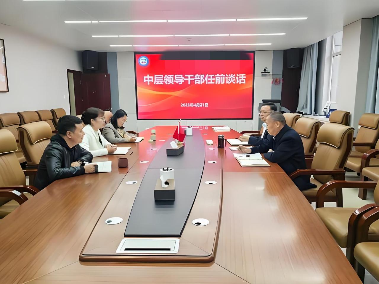 单位对中层干部进行了调整，结果让人大跌眼镜，原来的一个基层部门的技术骨干调到了法