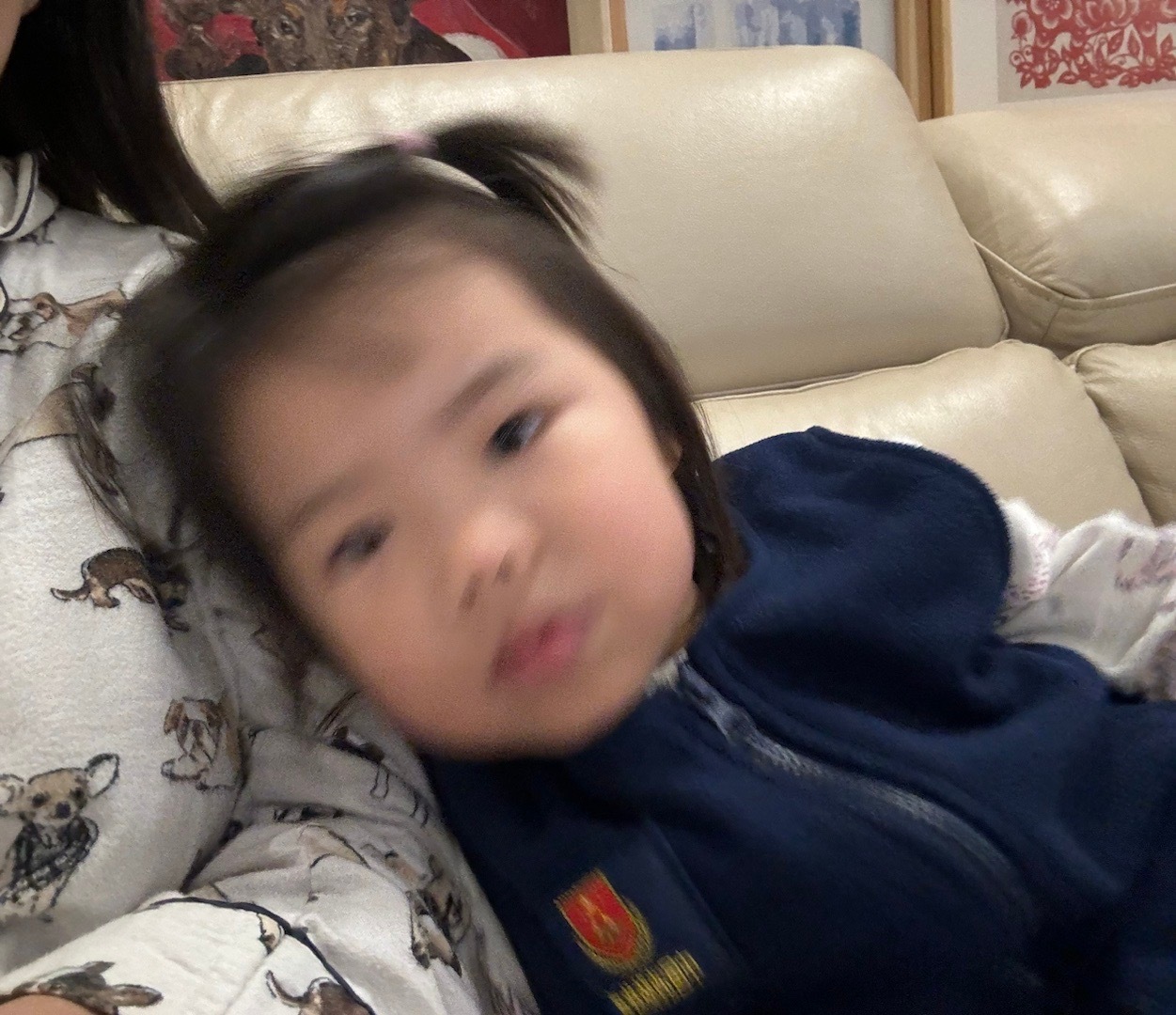 今天好不容易孩子睡了可以网上冲浪一会，玩够了准备去卧室睡觉，刚进门看见孩子站在床