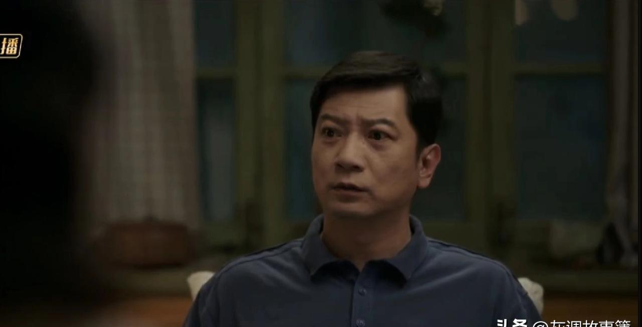 门一敲，王怀志那身西装先挤进来，皮鞋锃亮，手里还拎着个小行李箱。
人站得笔直，