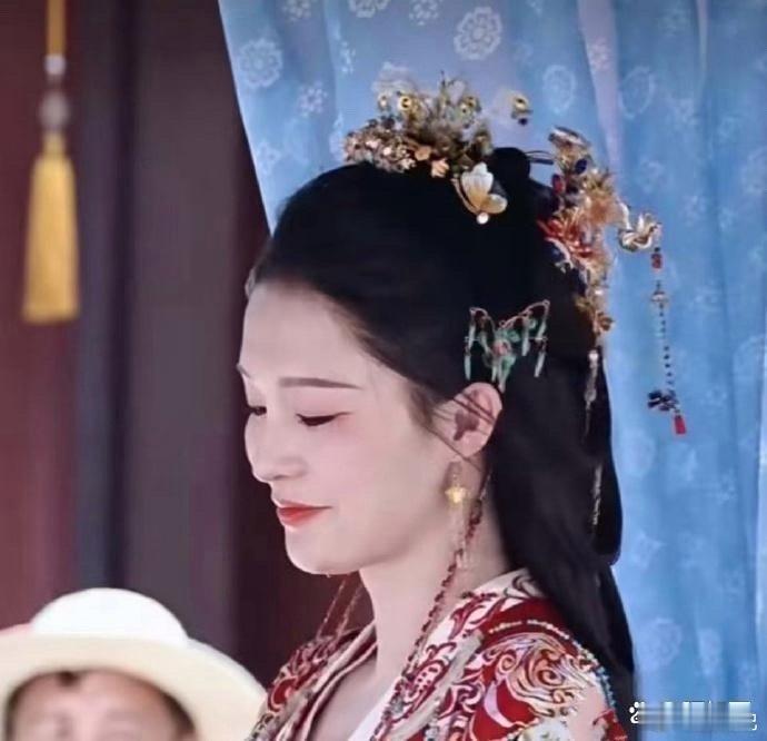 李沁身着婚服，那一笑可谓倾城之姿。这般颜值，如此气质，简直绝了！ ​​​