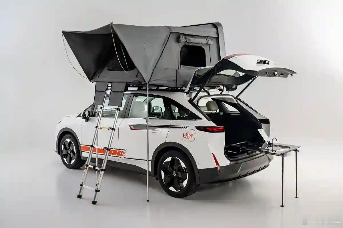 在车顶撑个帐篷，车尾弄个洗菜的台面，方便你露营的时候做饭，收你1.5万你要吗？过