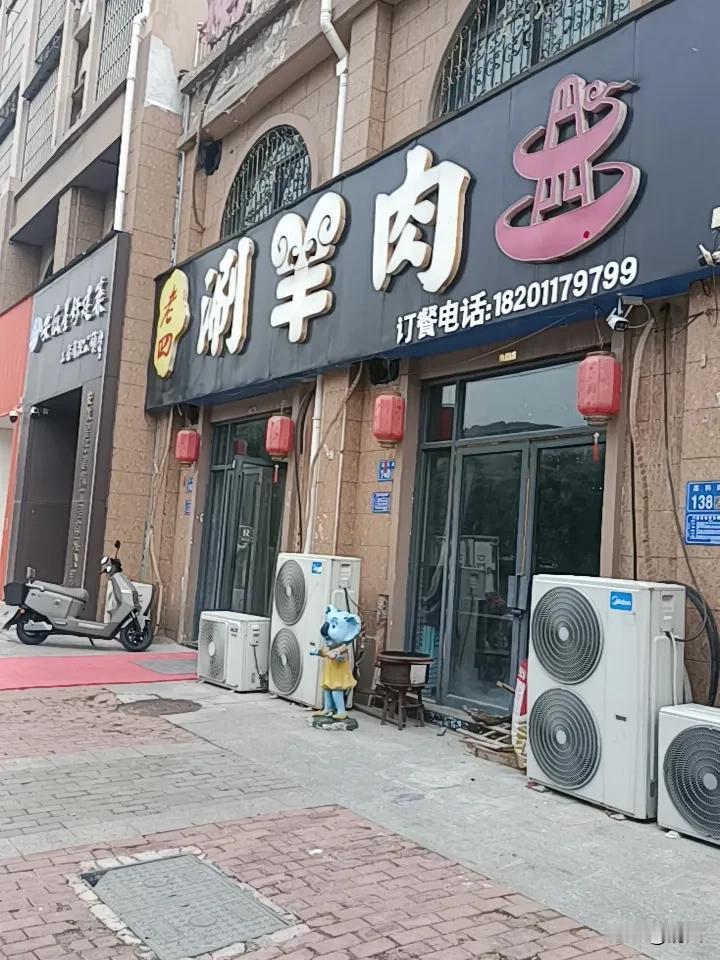 主打活羊现杀现切，肉质鲜嫩无膻。

铜锅清汤锅底凸显本味，秘制麻酱搭配野生韭菜花