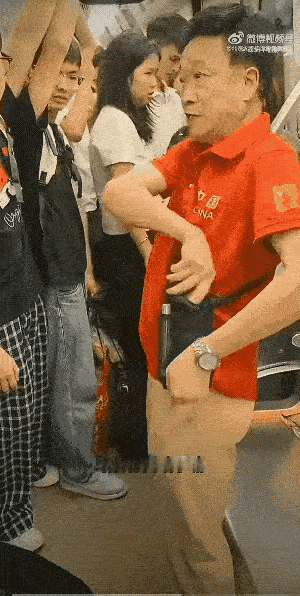 短视频爆款口播文案（150字）
 
真丢人丢遍全国！地铁一位老人，就因为一个爱心