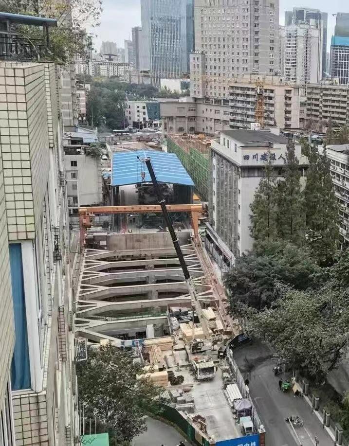 13号线一期新南门站首次曝光新南门站地处新南路与致民路交汇处，几乎是‘嵌’进了闹