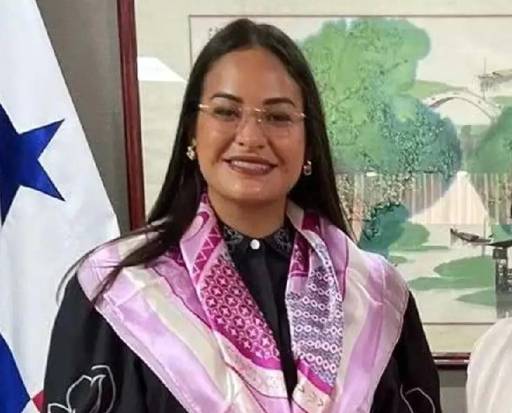 她拆了纪念碑，

总统急了，

背后原因成谜。

2025年12月27号半夜，巴