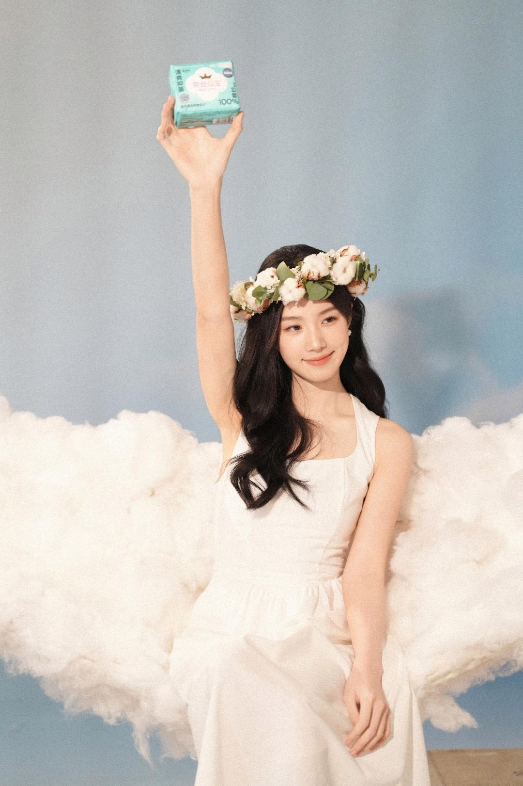 卢昱晓以一组治愈感大片，将少女的清甜与温柔的守护力完美融合。在浅蓝与米白的柔光氛