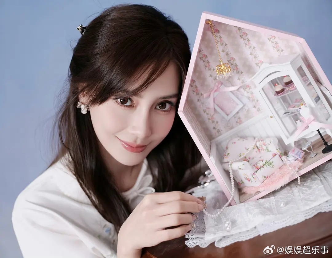 杨颖baby比起变老 更该担心的是她的审美吧 自从flop以后审美一落千丈 是没