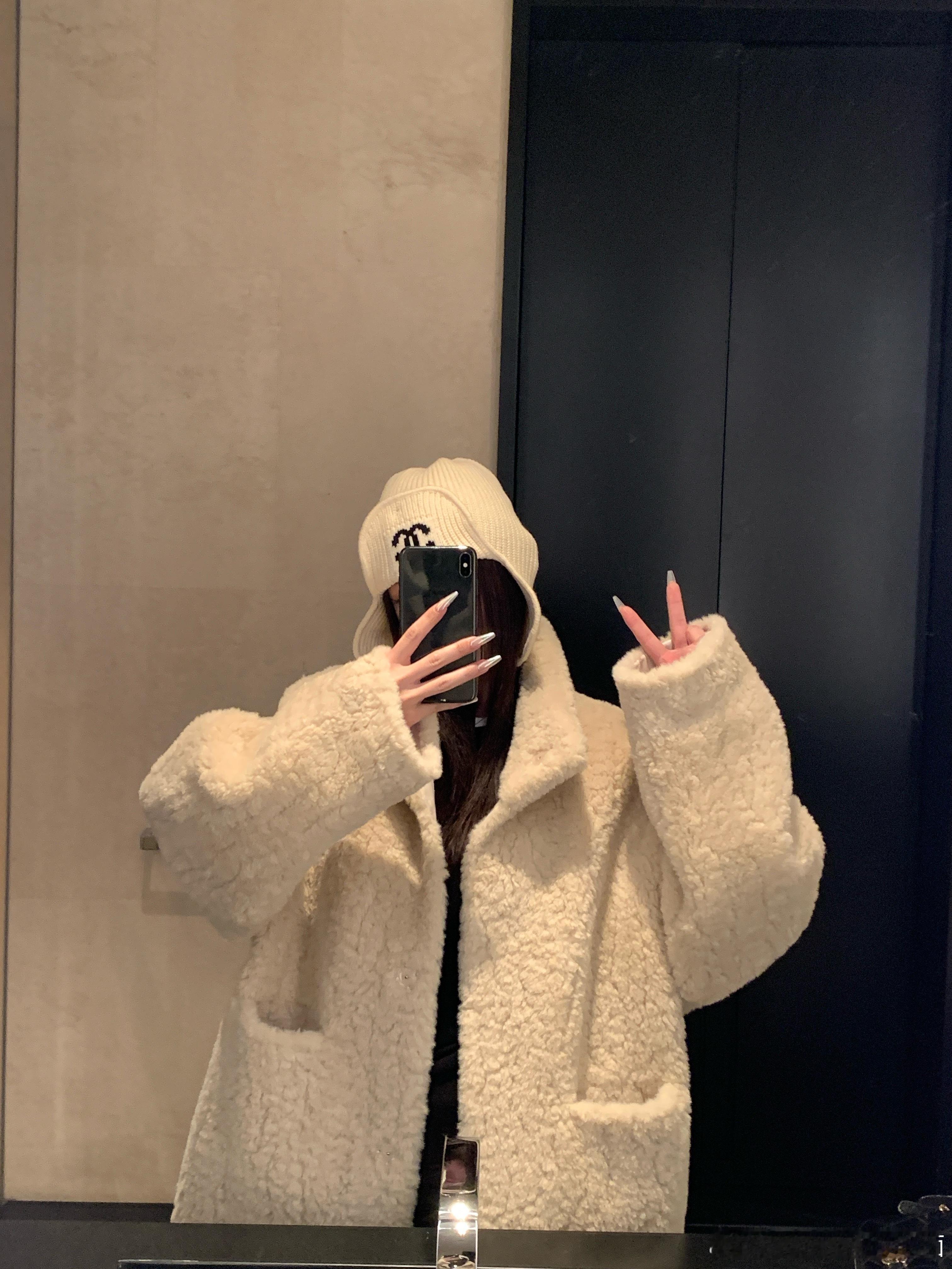 柔软又温暖的一件毛毛皮草🐑冬天就喜欢这种毛绒绒 很保暖又不显胖的外套 版型是比