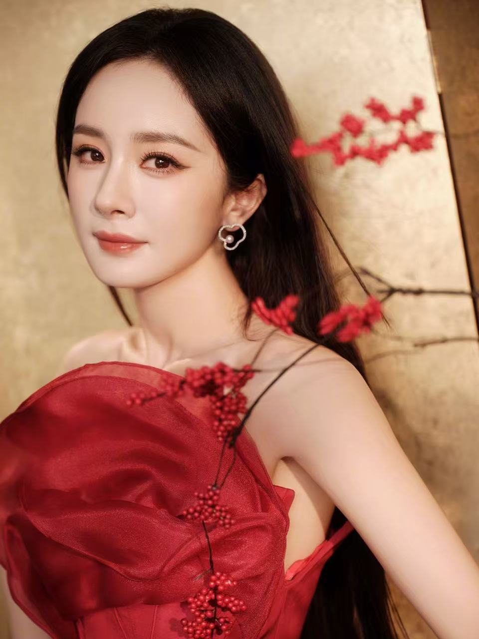 杨幂红色抹胸花朵裙杨幂除夕大片 杨幂红色抹胸花朵裙杨幂