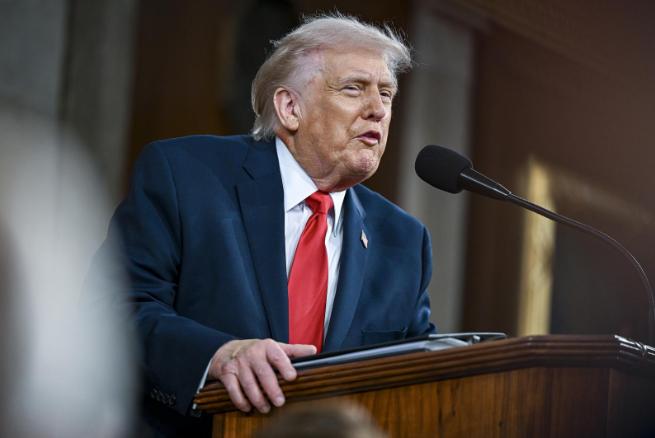 特朗普还没飞到北京，就已经给中国递了一张