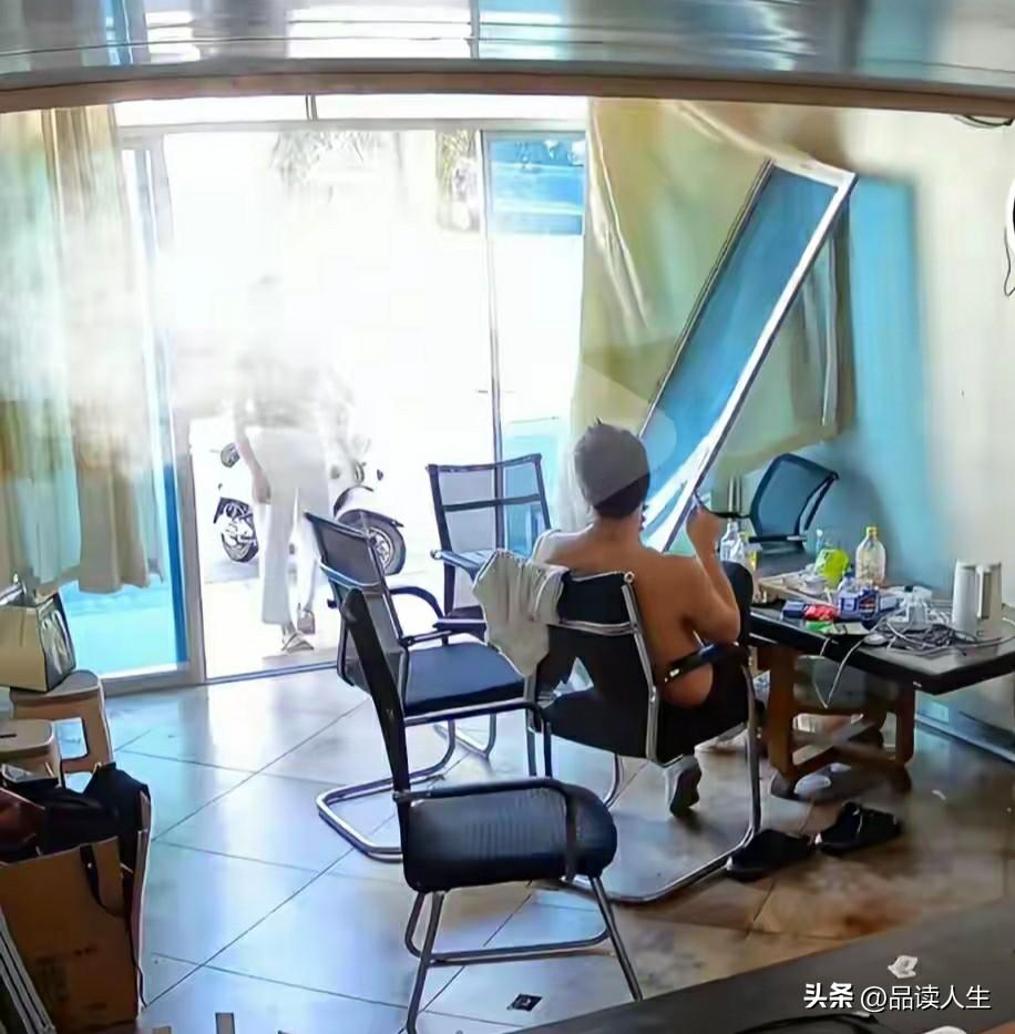外卖踹门姐后续，重金求和解无果，知情者曝女子来头，警方已立案。
一份送错的外卖，