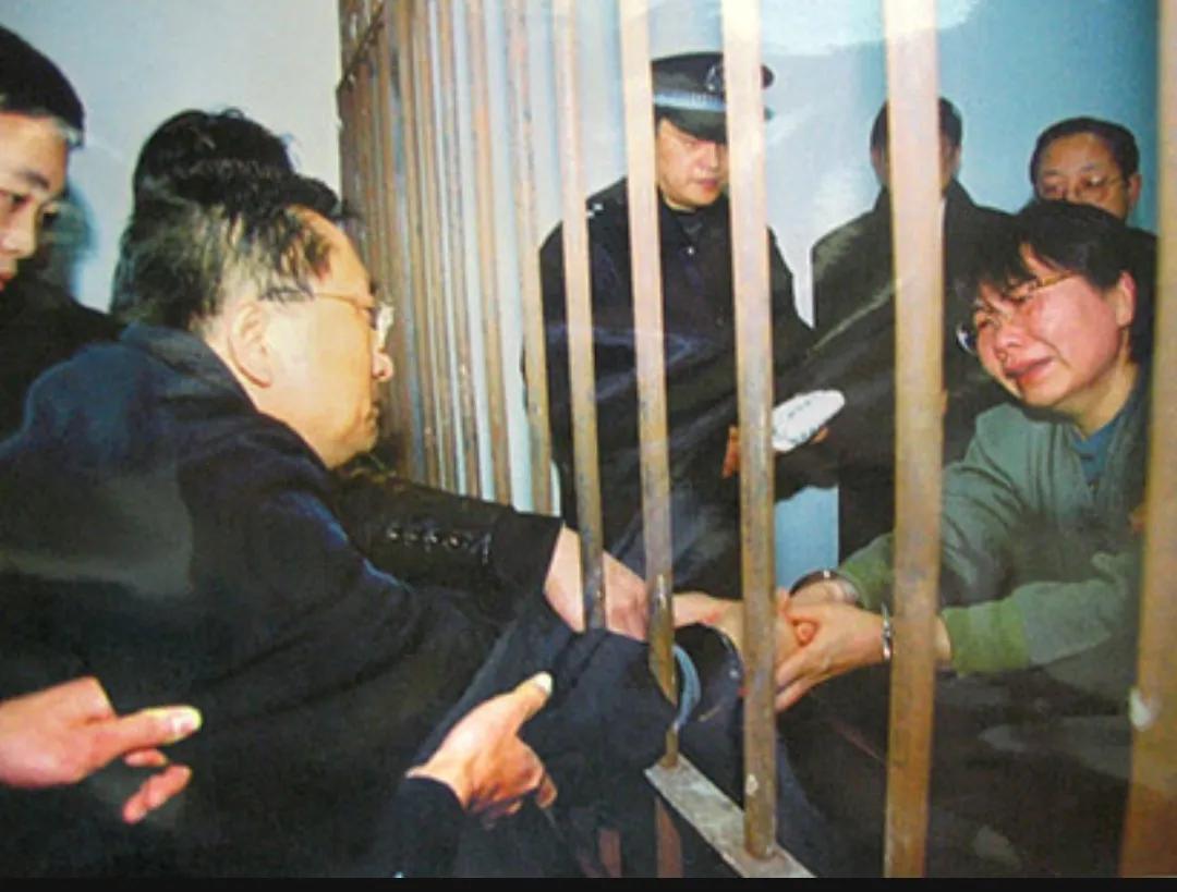 2001年，一个南京看守所的场景：马向东即将面临“注射死刑”的时刻。画面中，他透