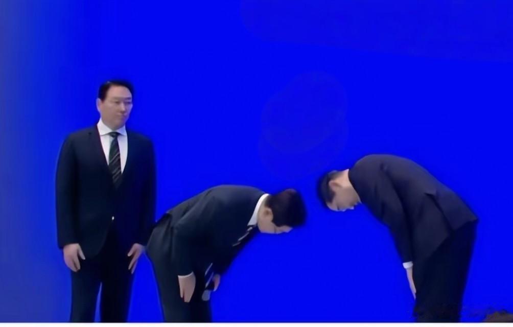韩国总统当着全国的面，给两个财阀会长90度深鞠躬，还亲口封人家“国民英雄”。
 