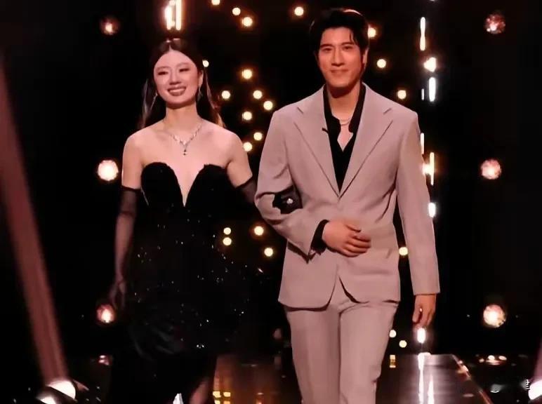 堪称2025歌手最完美的舞台表演：单依纯与王力宏的《落叶归根》。

表演极度契合