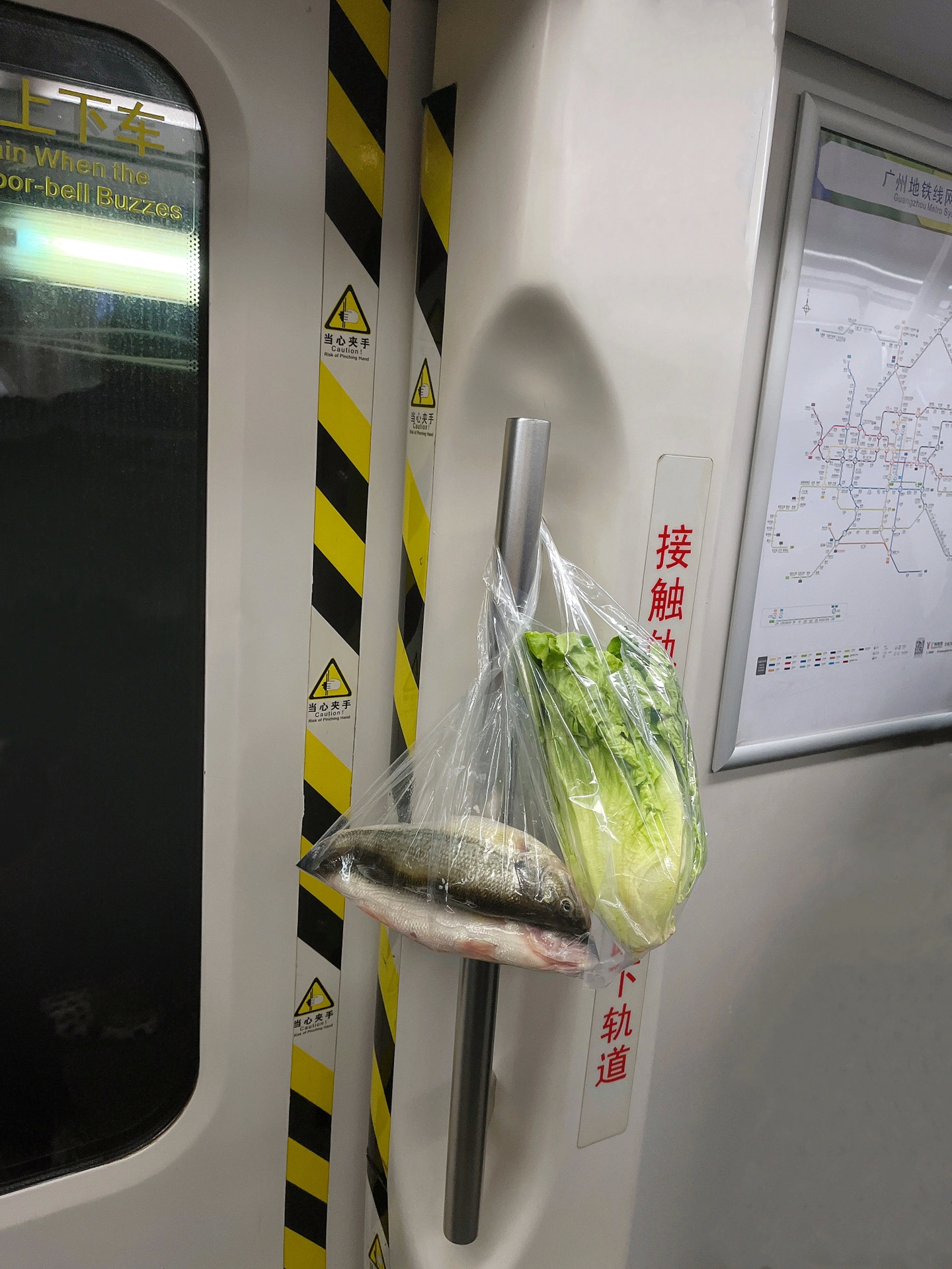 这个城市又多了一个伤心的人… ​​​