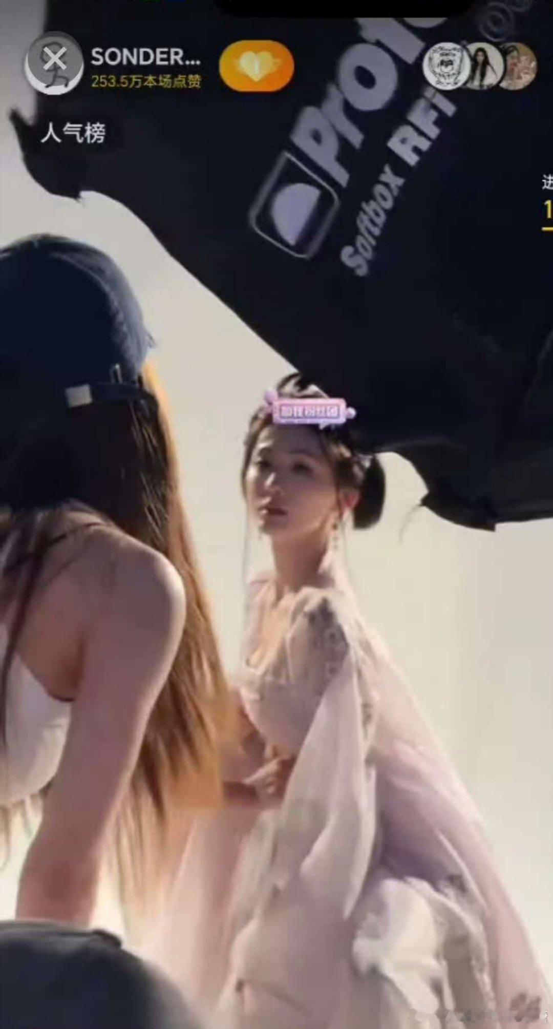 几天了，赵露思终于出现在我不是NPC直播间，这次是真的“赵指导”，我们小露露也是