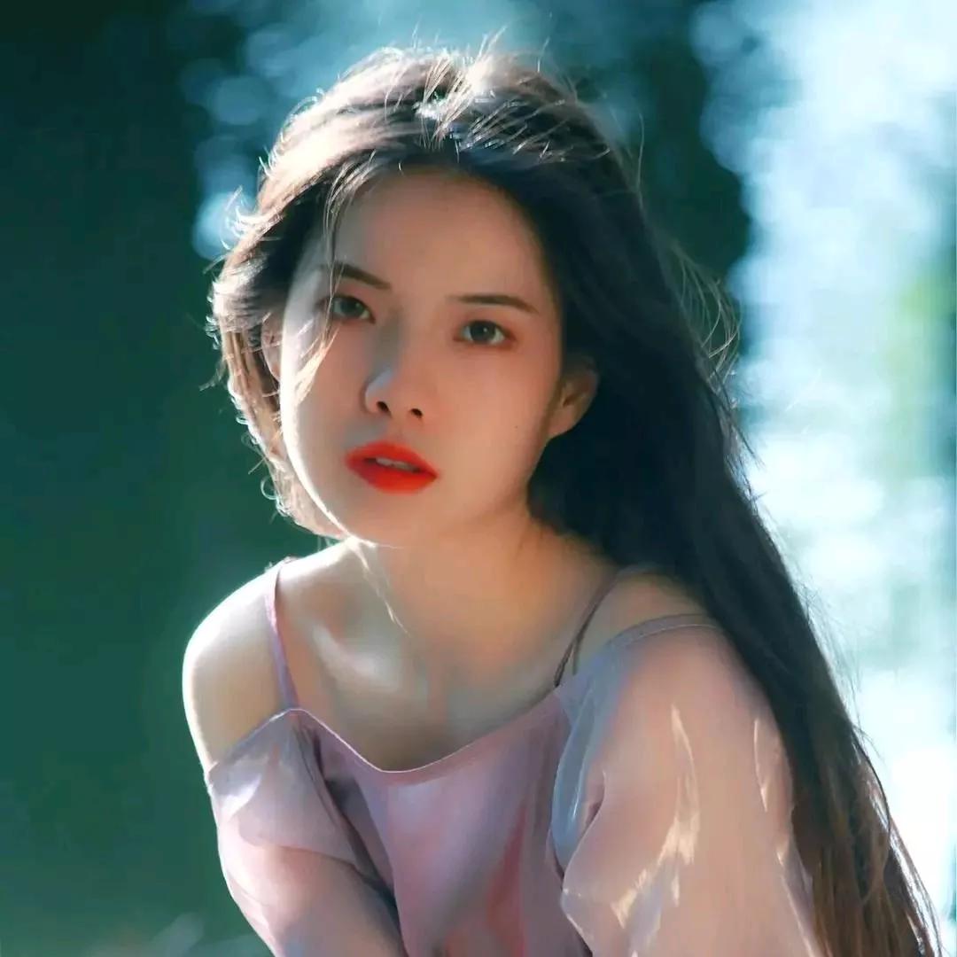 阳光下的少女，温柔又迷人少女感笑容 少女感微笑女孩 自然清新美少女 美少女的微笑