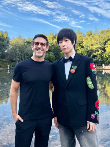 【阿信晒与苹果新CEO合影】阿信晒与特努斯合影9月10日，晒与苹果新CEO特努斯