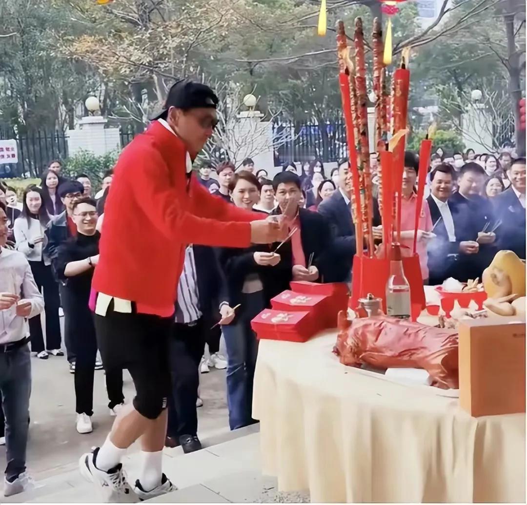 何家劲工厂开工发20红包！被员工骂小气！

展护卫何家劲的惠州工厂开工了，他还和