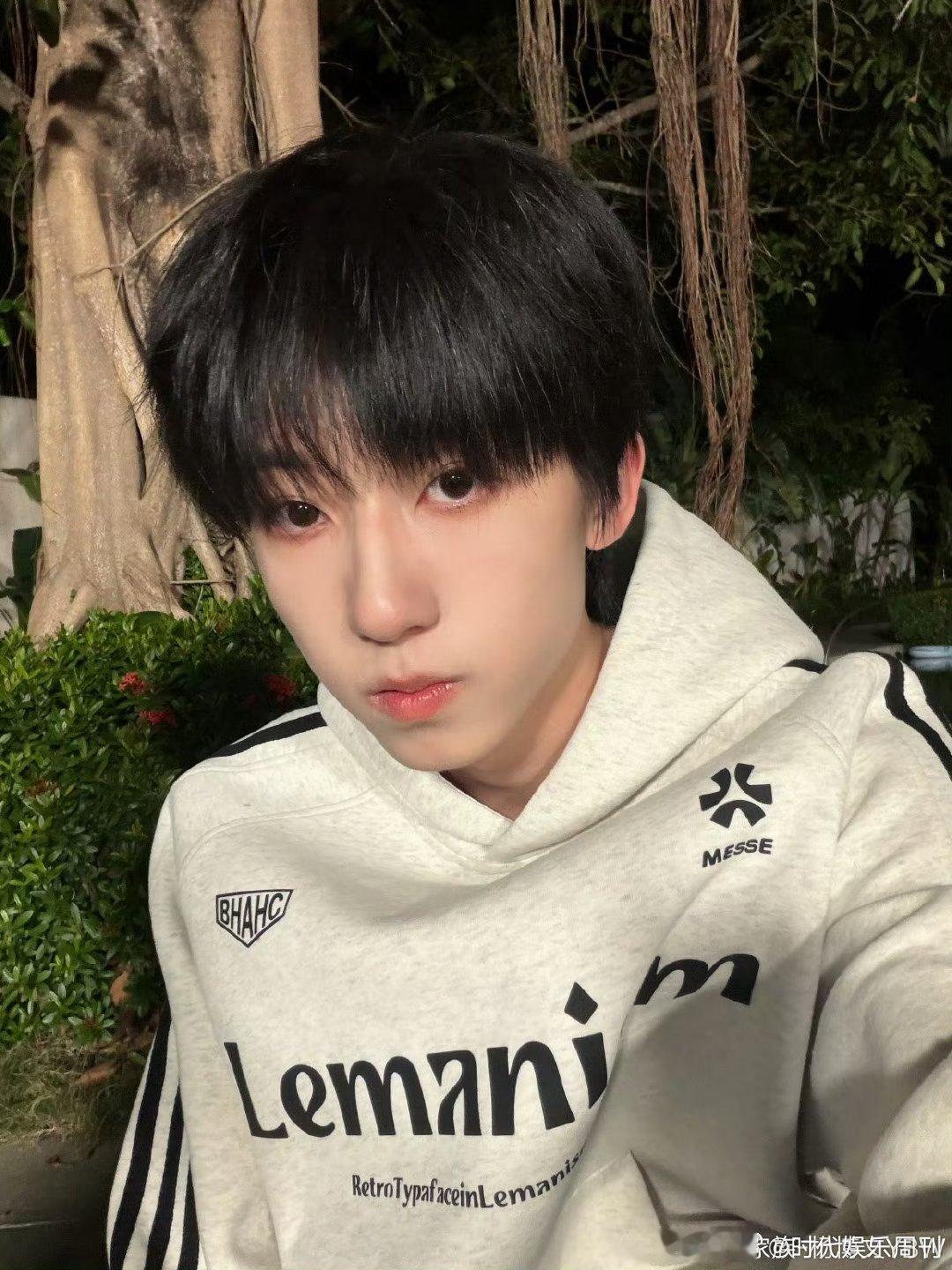 给杨博文妈妈干成幼师了君姐硬生生从粉丝干成幼师，为了杨博文的现场秩序，真的太拼了