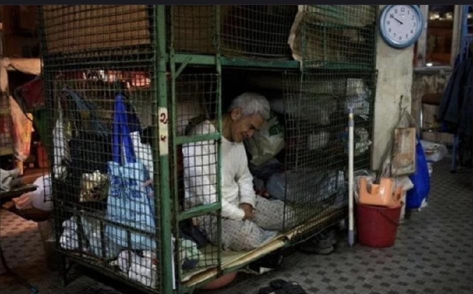 看了朱一龙的《空枪》，第一次知道香港的笼屋。
就是铁丝里面，有着床位，然后放着被