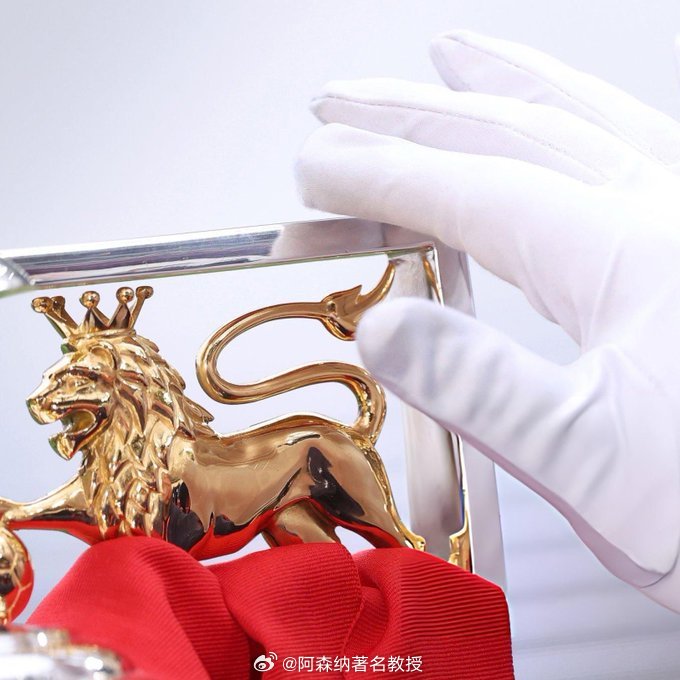 今天，英超联赛冠军奖杯上刻上了阿森纳足球俱乐部的名字🏆 阿森纳是冠军阿森纳著名