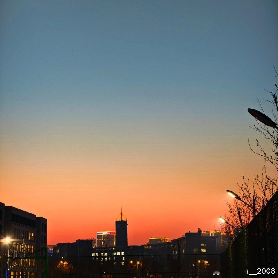 晚上散步发现了华为Pura90设计师的灵感来源 