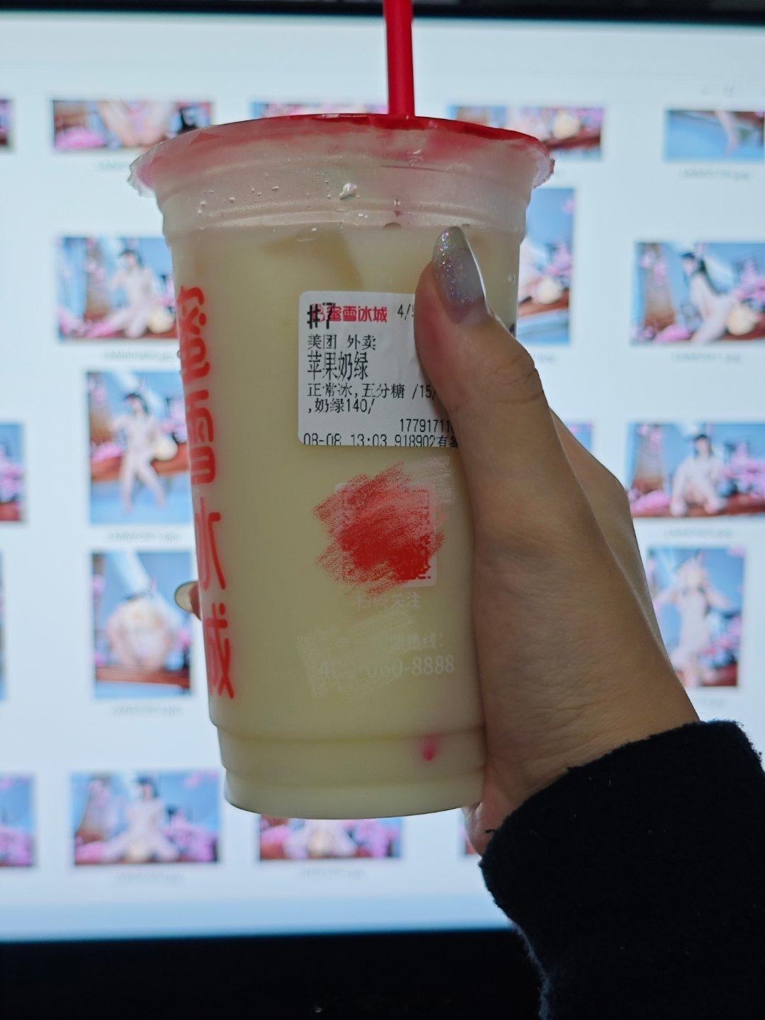 蜜的新品替大家试过水了​味道像是汇源的苹果汁兑了一丢丢牛奶五分糖对我来说还是有点