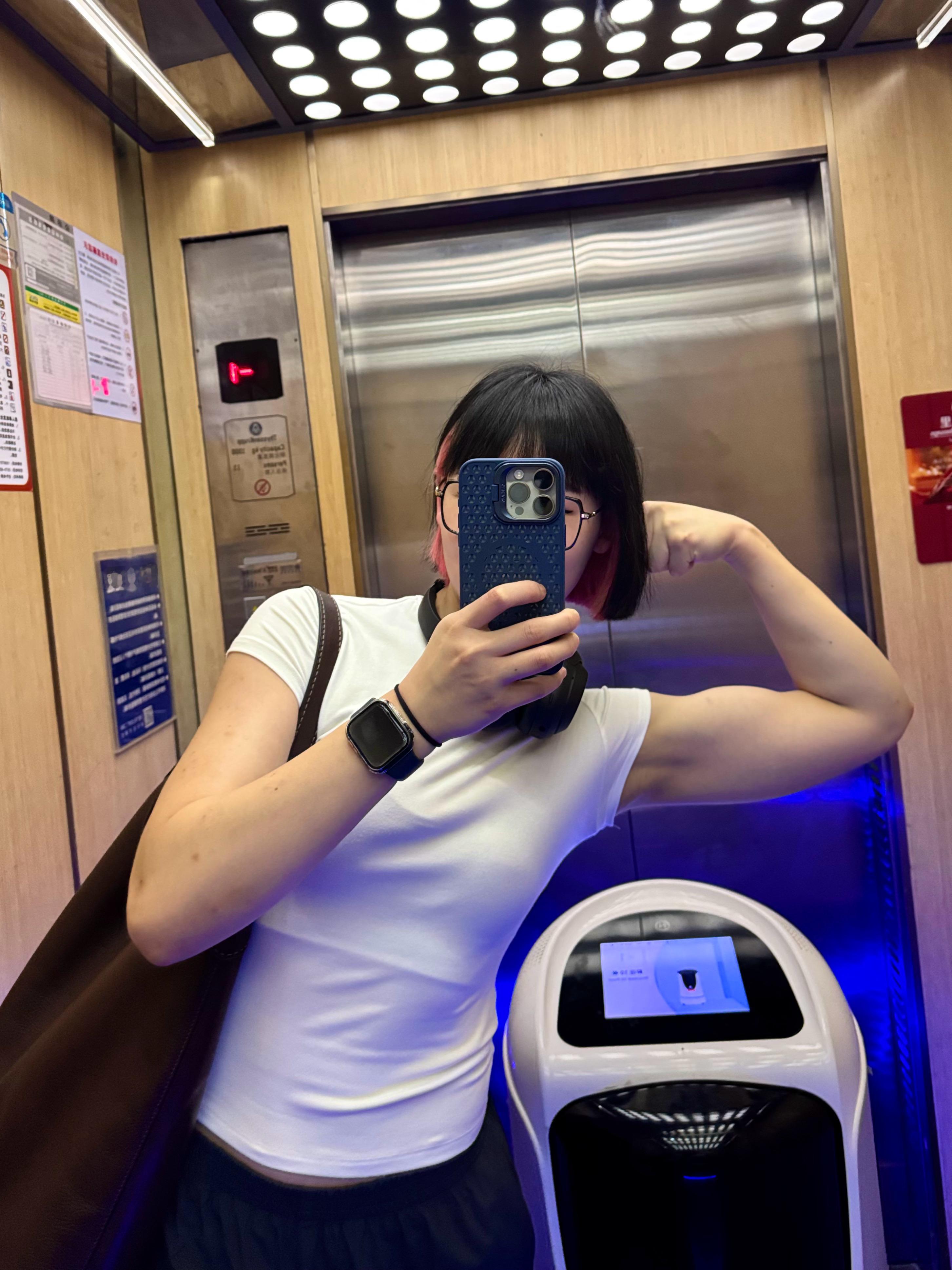 假肌肉啊假肌肉[苦涩][苦涩]运动打卡运动就是坚持OOTD[超话]健身 ​​​