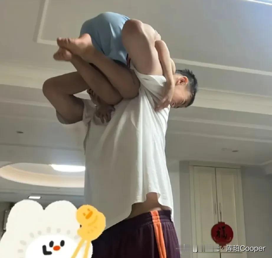 周琦这腰也没啥事啊，周琦老婆晒出休赛期周琦带娃的视频，又扛又抱，杜锋曾说：周琦伤