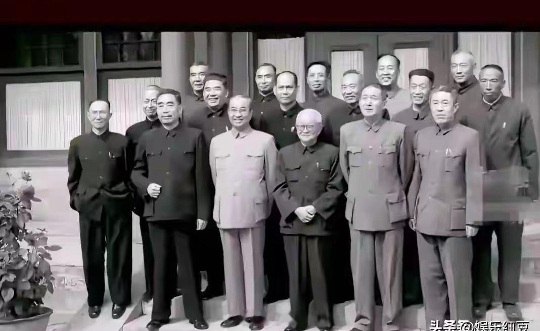 很多年以后周总理和陈赓大将与黄埔校友再重聚，照片里还认得谁 