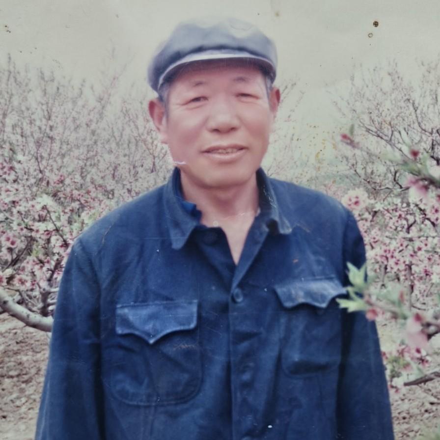 我的父亲不善言辞，老实厚道，在附近几个村是出了名的。我们小时候，母亲和他吵架，母