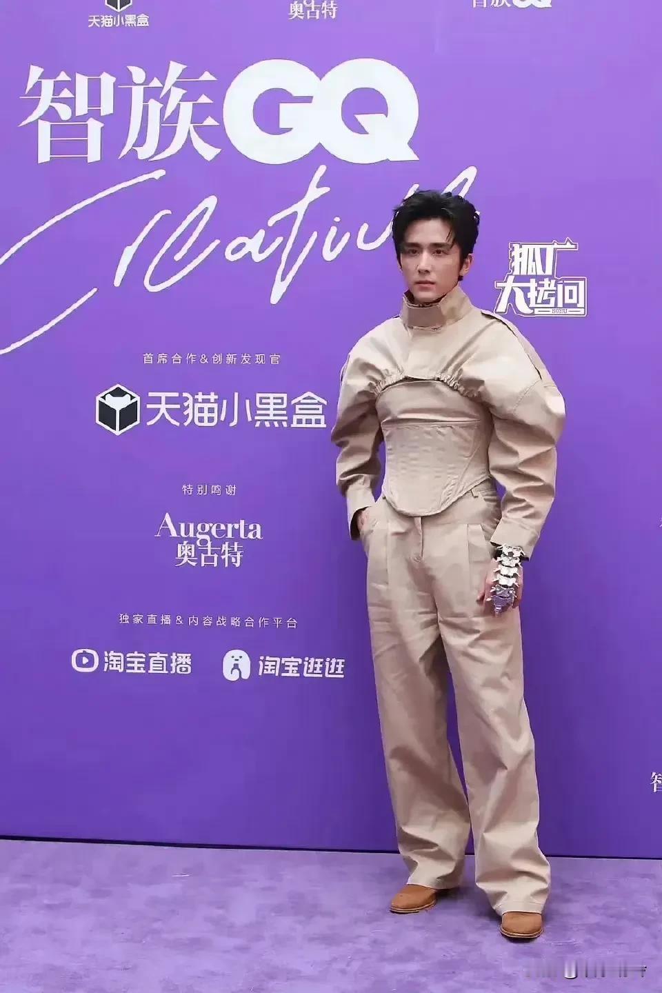 张新成为什么要穿这么奇怪的衣服？是在模仿陈志朋吗？是他自愿穿的吗？如果不是，那要